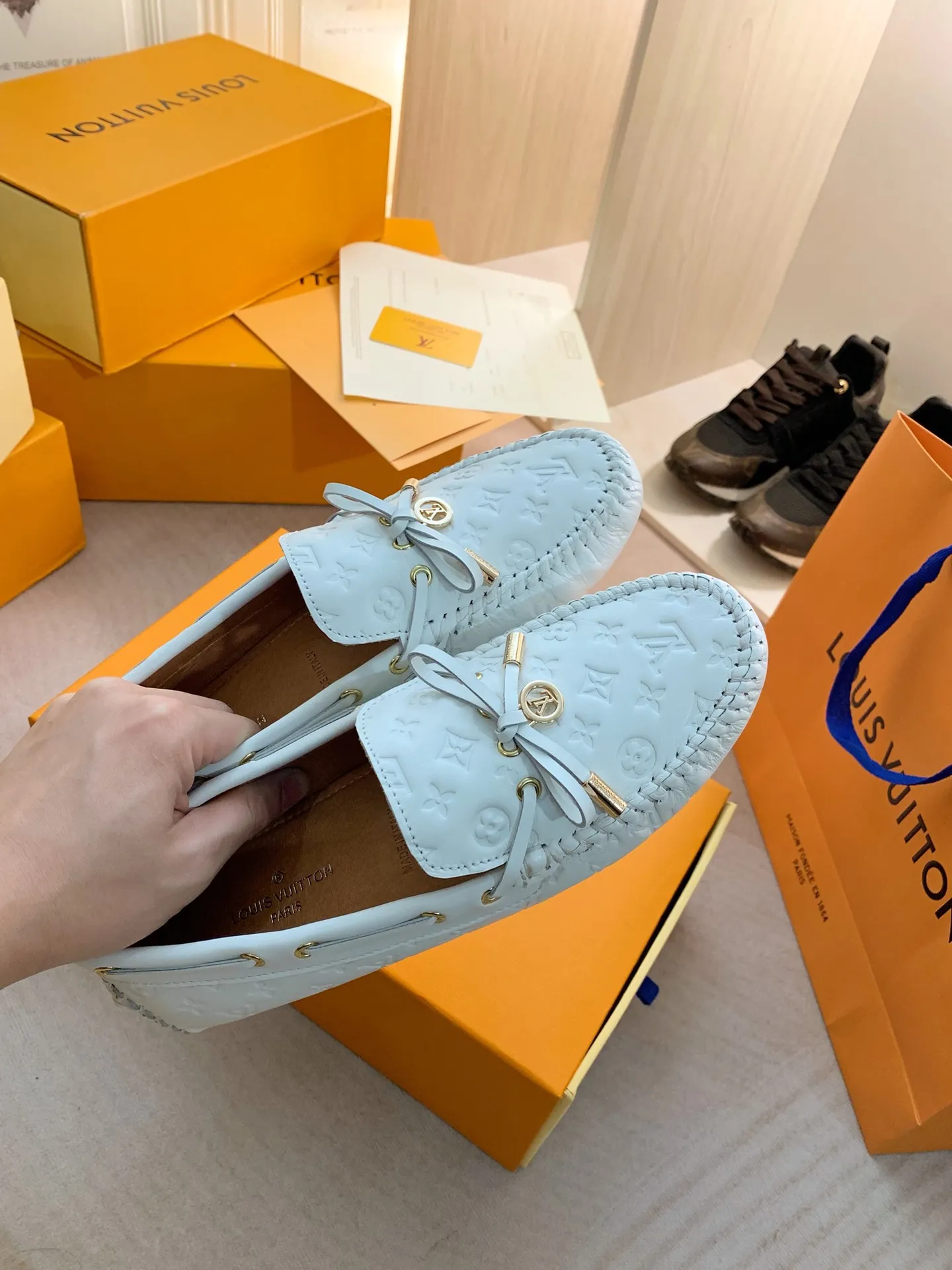 p460💰Couple model❤️🇫🇷 𝙇𝙤𝙪𝙞𝙨 𝙑𝙪𝙞𝙩𝙩𝙤𝙣 🇫🇷Louis Vuitton 2023 Classic𝓛𝓿 𝓣𝓻𝓪𝓲𝓷𝓮𝓻 Sports Series ➪➪➪¯ [Arizona Doudou Shoes Series] ▪️▪️▪️Arizona slip-on shoes are made of Monogram Eclipse canvas. Its hand-painted and dyed edges and hand-sewn uppers fully demonstrate Louis Vuitton's traditional shoemaking craftsmanship. This slip-on shoe is very lightweight. The integrated tongue and upper make it particularly comfortable and flexible. The soft outsole is equipped with rubber padding. Decorated with matching sash. Detailed features: ☑️Monogram Eclipse canvas ☑️Black Eclipse pattern ☑️Hand-painted shoe edges ☑️Hand-sewn uppers (each pair takes time to process) ☑️Integrated tongue and upper construction ☑️Outsole equipped with rubber lining ☑️size: 35_46